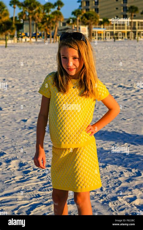 Cute Tween Young Blonde Girl Stockfotos Und Bilder Kaufen Alamy