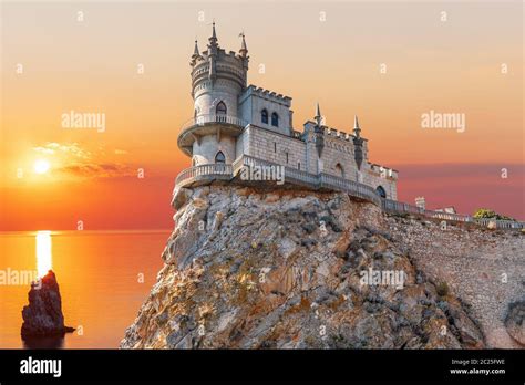 Swallow Nest Castle In Crimea Beautiful Sunset View Stock Photo Alamy