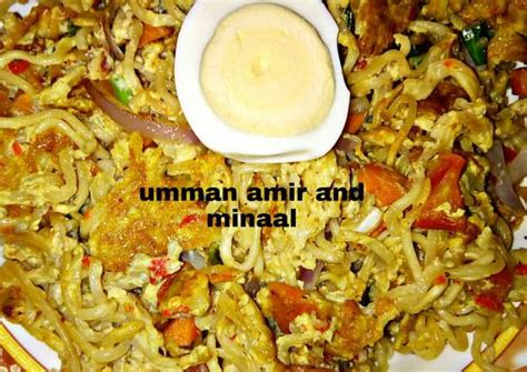 Isha'i sannan tashiga kitchen tadafa musu indomie da dafaffen kwai, . Indomie Da Kwai / West African Foods Awara Indomie / Como ...