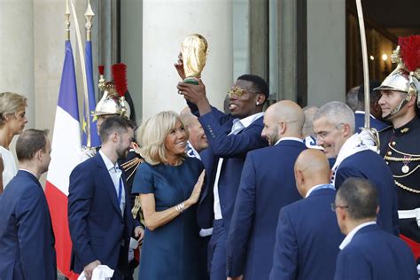 Photos Les Bleus Champions Du Monde Euphoriques à LÉlysée Aux Côtés