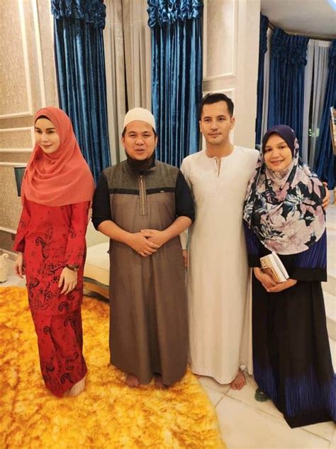 Biodata ustaz ebit lew | dengan tagline 'keluarga sunnah', dan sentiasa menyeru umat islam untuk mengikut cara hidup baginda nabi saw, sudah cukup membuatkan ebit irawan bin ibrahim lew atau nama komersialnya 'ustaz ebit lew' disegani dalam kalangan masyarakat malaysia. "Nak Peluk Orang Masa Ceramah Tiba-Tiba Rasa Kurang Stabil ...