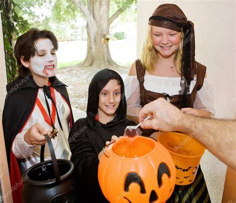 Trick Or Treaters At Door — Stock Photo © Lisafx 6652137