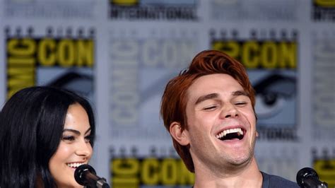 ‘riverdale At Sdcc Camila Mendes And Kj Apa Tease Veronica And Archies