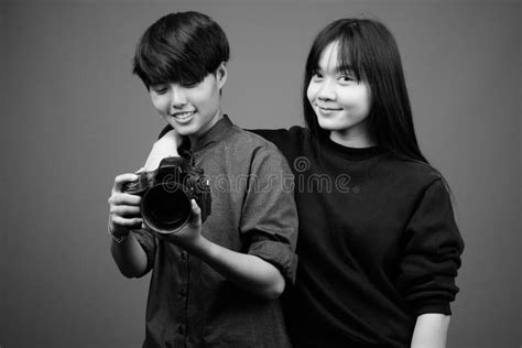 giovane coppia lesbica asiatica insieme e innamorata fotografia stock immagine di lesbica