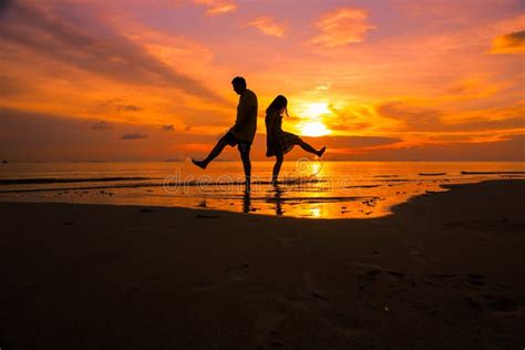 Couple On The Beach At Sunset Silhouettes Romantic Summer Stock Image Image Of Beach