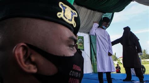 Eksekusi Hukum Cambuk Bagi Pelaku Zina Dan Judi Di Aceh Foto
