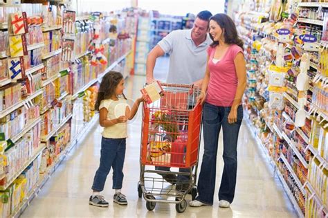 Familie Einkauf für Lebensmittel im Supermarkt Stockfoto Colourbox
