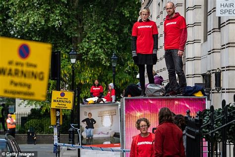 Greenpeace Activists Shut Down Bps London Headquarters With Stone Barricades Daily Mail Online