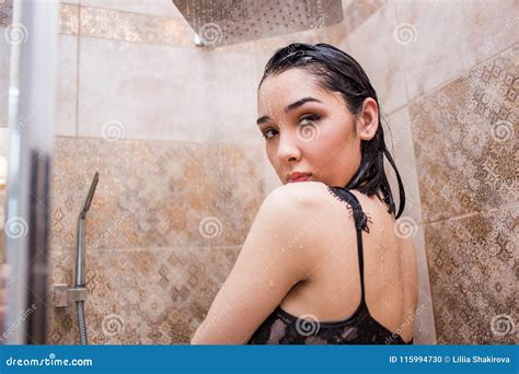 Belle Jeune Femme Prenant La Douche Dans La Salle De Bains Photo Stock Image Du Nudit