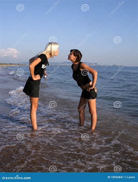 Duas Meninas Em Uma Praia Imagem De Stock Imagem De Viagem 10936841