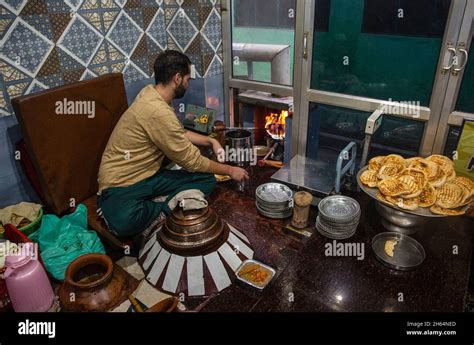 Srinagar Indian Controlled Kashmir 13th Nov 2021 A Cook Prepares
