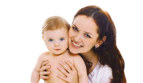 Madre Sonriente Feliz Del Primer Del Retrato Que Celebra A Su Beb