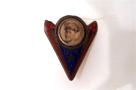 Wwii Victory Pin With Original Servicemans Photograph V For Victory