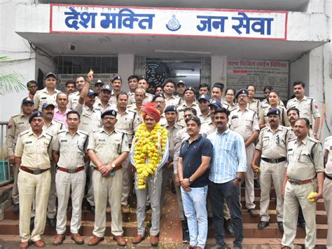 farewell to civil line police station in charge along with csp poliv workers gave emotional