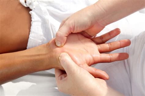 Premium Photo Digital Pressure Hands Reflexology Massage Tuina Therapy