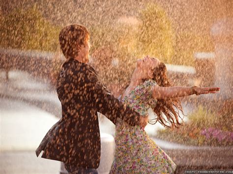 Couples In Rain Dp 1600x1200 Wallpaper