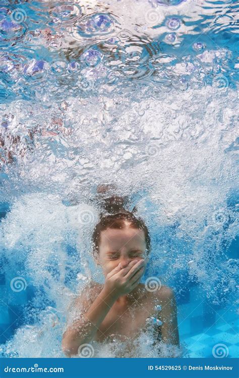 L Enfant De Natation Saute Sous L Eau Dans La Piscine Bleue Avec