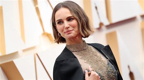 Natalie Portmans Oscars Gown Features The Names Of Snubbed Female