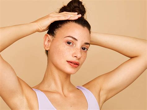 Hair Cracking Is Trending On Tiktok—heres Why Dermatologists Warn