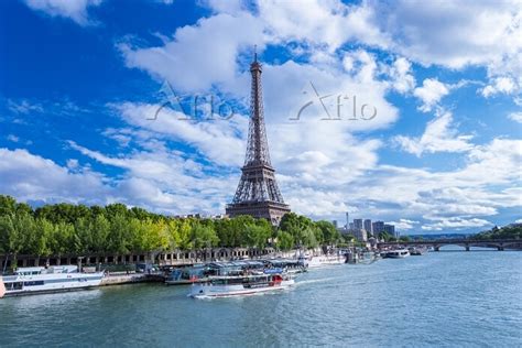 フランス パリ セーヌ川とエッフェル塔 22941785 の写真素材 アフロ