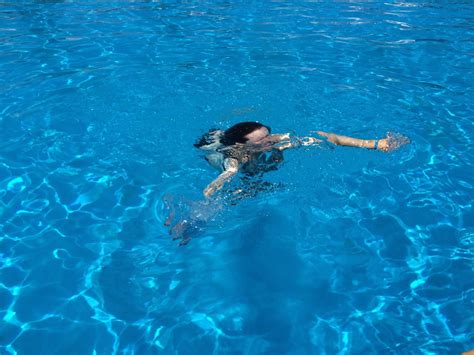 무료 이미지 바다 액체 소녀 여자 젖은 여름 휴양 리플 다이빙 풀 명확한 수중 편하게 하다 수영장 깨끗한 푸른 표면 맑은 시원한