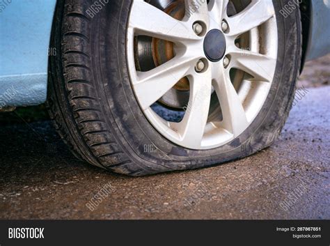 Imagen Y Foto Flat Tire Blue Car Prueba Gratis Bigstock