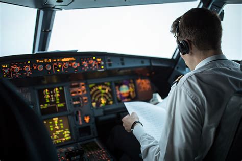 Photo Libre De Droit De Pilote Dans Un Cockpit De Vol Davion Avion De Ligne Commercial Pendant