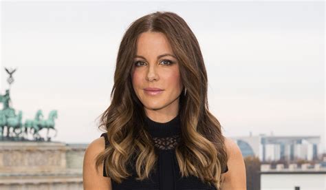 kate beckinsale shares photo from her hospital bed gives fans an update kate beckinsale