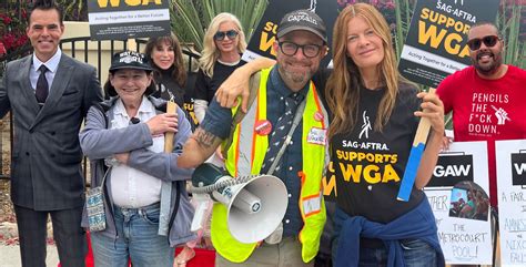 Soap Opera Actors Join Wga Writers On Soap Themed Picket Line
