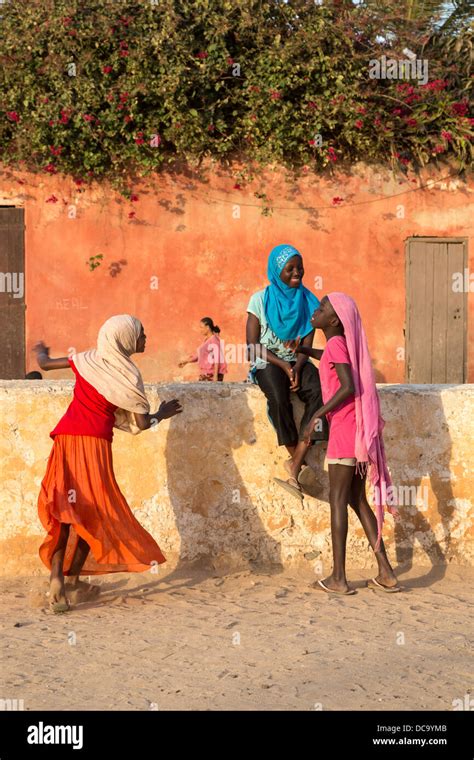 Senegal Dakar Girls Banque De Photographies Et D’images à Haute Résolution Alamy