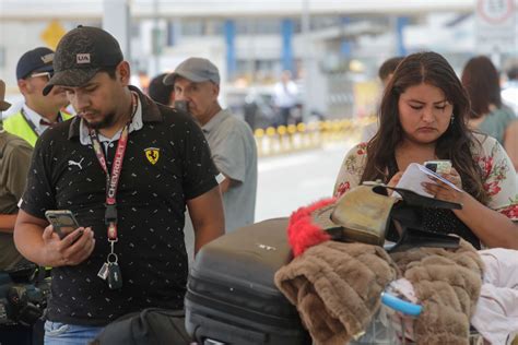 Pasajeros afectados por la suspensión de aerolínea Viva Air en el