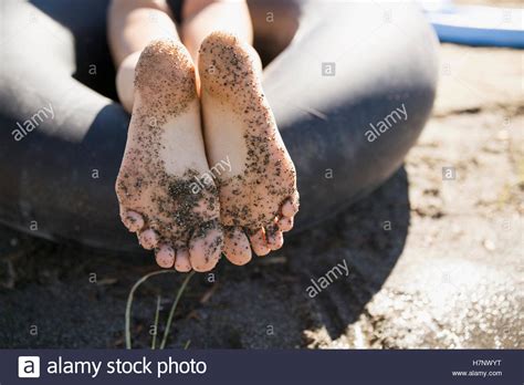 Barfuß Teenager Mädchen Mit Sand Auf Füßen Auf Sonnigen Sommerstrand Hautnah Stockfotografie Alamy