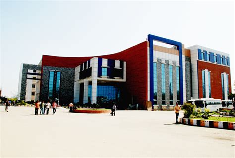 The campus offers courses in almost all the disciplines. SRM NCR Delhi campus - SRM Institute of Science and Technology