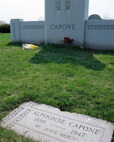 Chicago Al Capones Grave Chicago Mafia Mobster Grave History