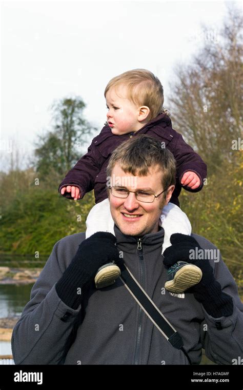Hombre cargando a su hijo en su fotografías e imágenes de alta resolución Alamy