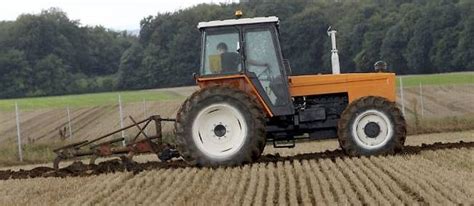 Un Homme Tue L Amant De Sa Femme Avec Son Tracteur