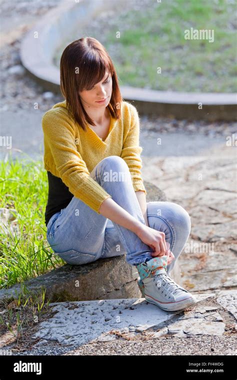 Sitzen Niedrig Im Park Teen Mädchen Jeans Hose Turnschuhe Im Freien