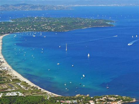 It stretches over 5km in length, with white sands and sparkling turquoise seas. Tourism in St Tropez