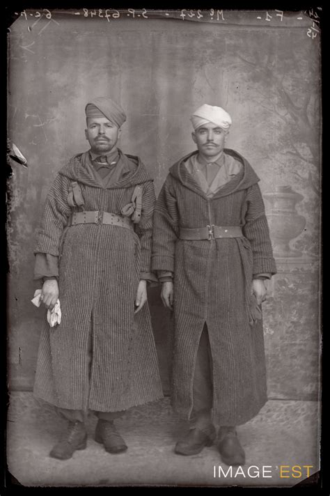 Portrait En Pied De Deux Goumiers Marocains Le Val Dajol Léo