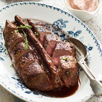 Bevor der rehrücken in den ofen geschoben wird, sollten sie das fleisch am rückgrad entlang auf jeder seite nach unten einschneiden, damit es gleichmäßig garen kann. Gebratener Rehrücken | Rezept | Rehbraten rezept, Reh ...