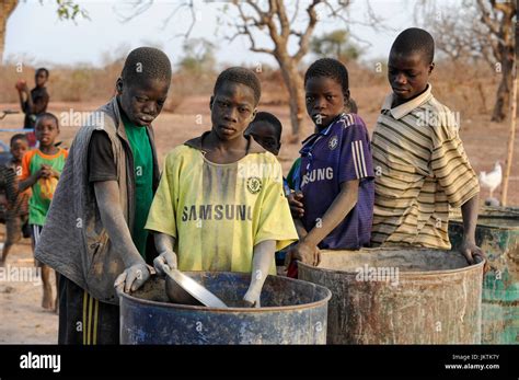 Kinderarbeit Burkina Faso Hi Res Stock Photography And Images Alamy
