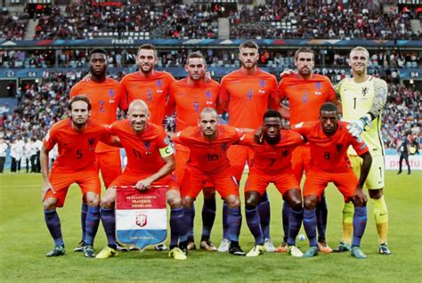 Het nederlands elftal kent een roemruchte geschiedenis die de liefde voor het voetbal in nederland goed weerspiegelt. Voetbalshirt inlijsten Nederlands elftal - Gelijk Inlijsten
