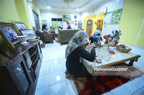 Depositkan wang tempahan ke dalam akaun maybank / cimb kami dalam masa 3 hari. Tetap Susun Biskut Raya Dalam Balang Walaupun PKPB