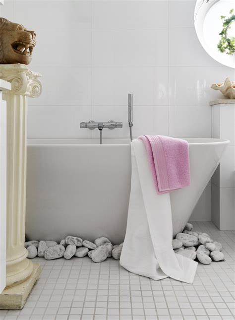 Stylish Small Bathroom With An Unusual Decor Digsdigs