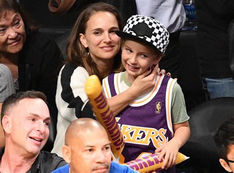 If you have natalie portman questions, we have answers. Aleph, le fils de Natalie Portman, a bien grandi ! | E ...