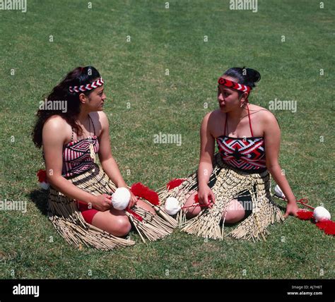 dos niñas maoríes en traje tradicional auckland nueva zelanda fotografía de stock alamy