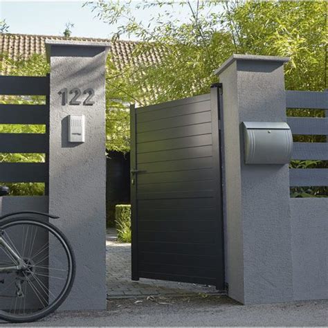 Première image qu'ont les visiteurs lorsqu'ils arrivent, le portail se doit d'être esthétique et en accord avec le style de la maison. Portillon (bois, alu, fer, ...) - Portail, portillon et ...