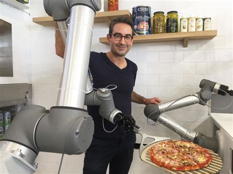 Centre Commercial Du Val D Europe Un Robot Pr Pare Les Pizzas Dans Le