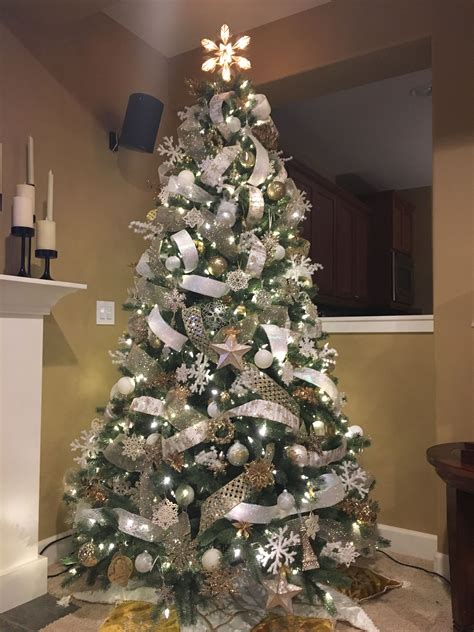 Sparkling White And Gold Christmas Tree Decoración Navideña Decoracion Navidad Centros De