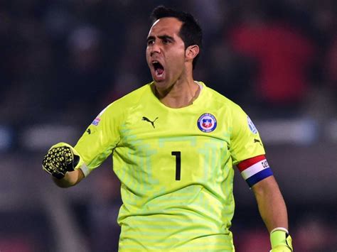 Footballer who plays as a goalkeeper for premier league club manchester city and the chile national team. Claudio Bravo descartado para el inicio de la Copa Confederaciones | RCN Radio